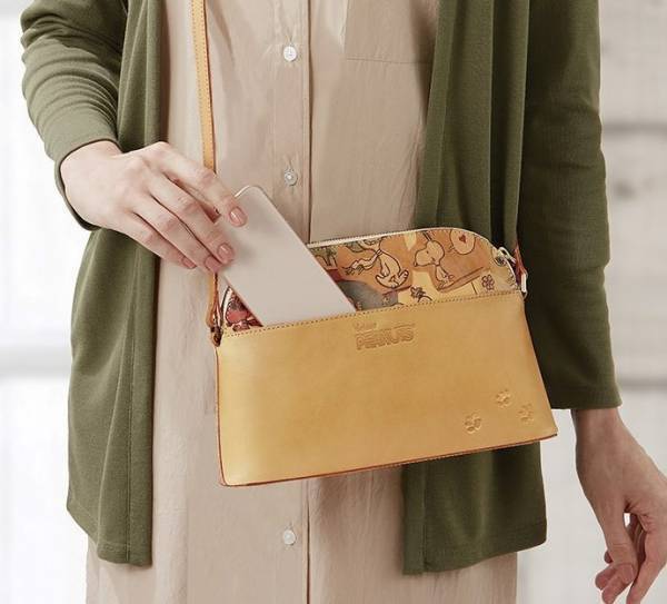 全米の新聞に掲載された当時のPEANUTSのイメージをそのままプリントした「スヌーピーFUNFUNスクラップショルダーバッグ」新発売！