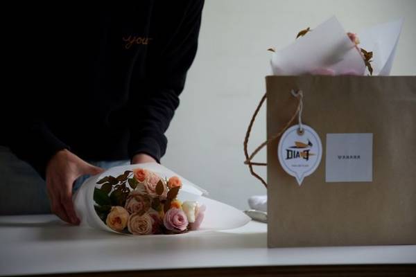 シェアリングエコノミー配送アプリ「DIAq」が和ばらを栽培するばら園「Rose Farm KEIJI」と連携。2021年11月18日より、「ばらブーケ」の配送を開始