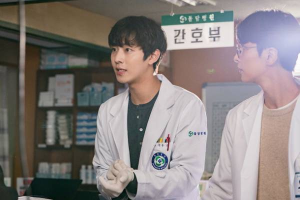 天才外科医を演じたハン・ソッキュは理想の上司！？あのリセットキスの舞台裏も大公開！若手医師たちの成長と葛藤を描くメディカルラブロマンス「浪漫ドクター キム・サブ2」　DVD収録の特典映像の一部をYouTubeで特別先行公開！