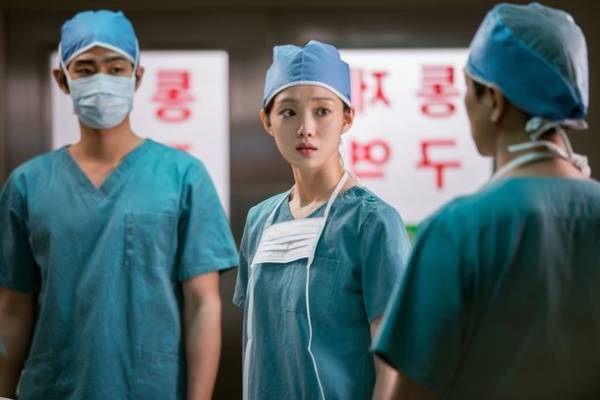 天才外科医を演じたハン・ソッキュは理想の上司！？あのリセットキスの舞台裏も大公開！若手医師たちの成長と葛藤を描くメディカルラブロマンス「浪漫ドクター キム・サブ2」　DVD収録の特典映像の一部をYouTubeで特別先行公開！