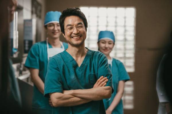 天才外科医を演じたハン・ソッキュは理想の上司！？あのリセットキスの舞台裏も大公開！若手医師たちの成長と葛藤を描くメディカルラブロマンス「浪漫ドクター キム・サブ2」　DVD収録の特典映像の一部をYouTubeで特別先行公開！