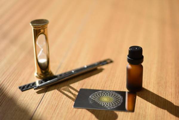 携帯できる便利なカード型アロマ皿を12月1日より発売