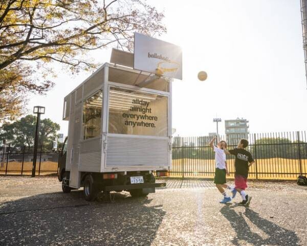 1分でコートが出現！電動式バスケットボールリング搭載のファッショントラック『Anywhere Hoop Truck』が完成