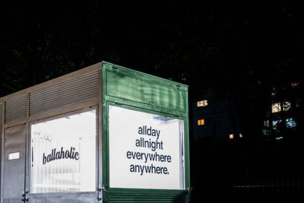 1分でコートが出現！電動式バスケットボールリング搭載のファッショントラック『Anywhere Hoop Truck』が完成