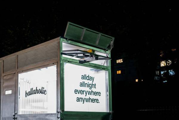 1分でコートが出現！電動式バスケットボールリング搭載のファッショントラック『Anywhere Hoop Truck』が完成