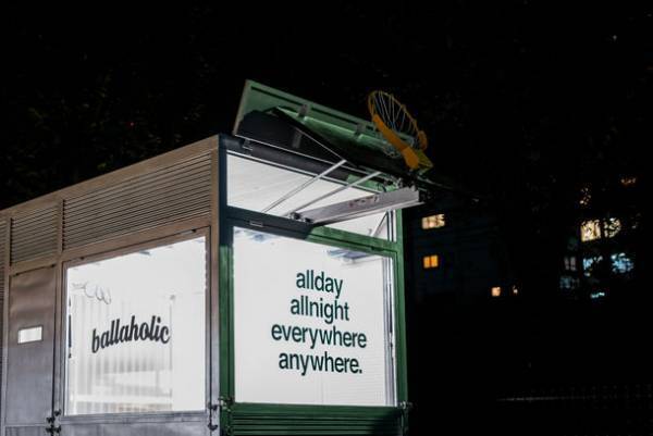 1分でコートが出現！電動式バスケットボールリング搭載のファッショントラック『Anywhere Hoop Truck』が完成