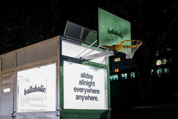 1分でコートが出現！電動式バスケットボールリング搭載のファッショントラック『Anywhere Hoop Truck』が完成