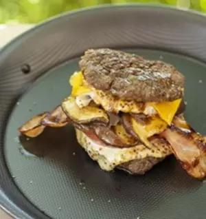 デカ盛り海鮮丼・ジャンボ餃子・ジューシー肉バーガー・熱々チーズオムライス　食のテーマパーク「伊豆・村の駅」にて新フードメニューの『食フェス』開催！