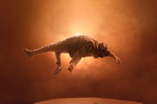 世界初、Powerfoyleソーラーパネルで充電できるワイヤレスヘッドフォン「urbanista LOS ANGELES」を2021年11月26日(金)に発売