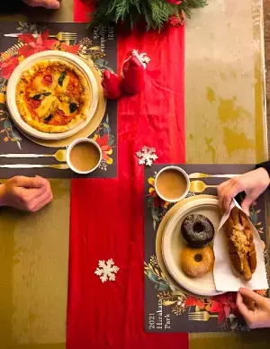 ひらかたパークに期間限定の特別なフードが集結！クリスマスフードカーニバル開催