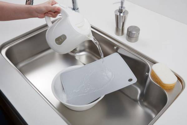 感動の切りごこち！刃あたりやわらかな『シリコンまな板』全国のホームセンター・通販で12月上旬販売開始