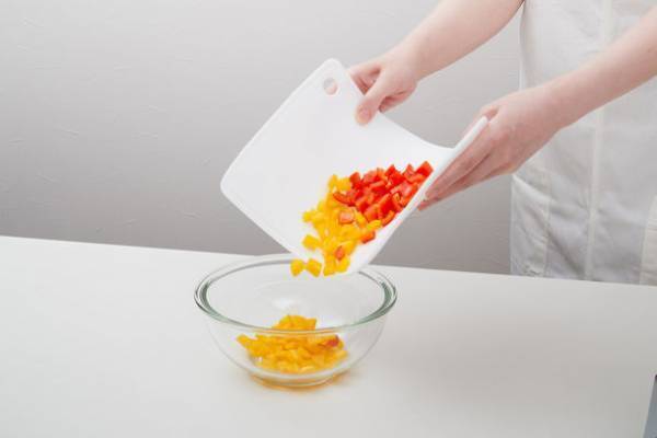 感動の切りごこち！刃あたりやわらかな『シリコンまな板』全国のホームセンター・通販で12月上旬販売開始