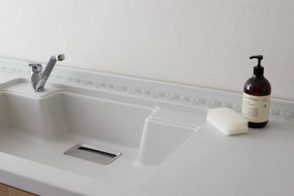 隙間に貼って水垢・汚れ・カビを防ぐ！！『お掃除ラクラクカビ汚れ防止テープ L字タイプ』全国のホームセンター＆通販で12月から販売開始