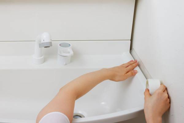 隙間に貼って水垢・汚れ・カビを防ぐ！！『お掃除ラクラクカビ汚れ防止テープ L字タイプ』全国のホームセンター＆通販で12月から販売開始