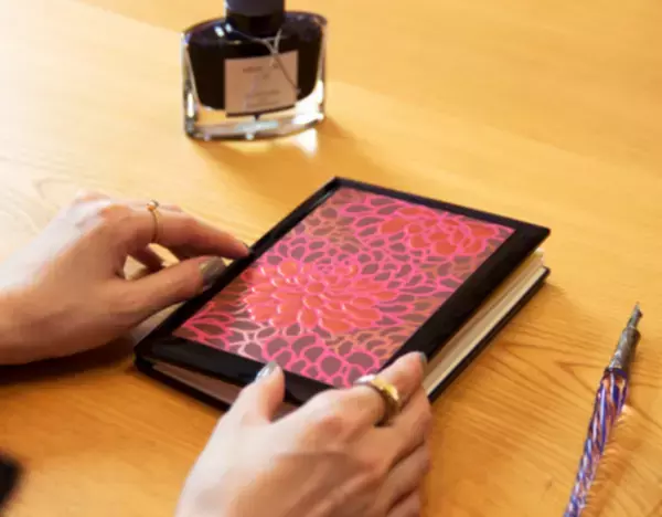 Makuakeで565％を達成したノートカバー「絆世TSUNAGUYO」11月18日に発売！加賀山中塗が京型絵伊砂文様を蒔絵で表現