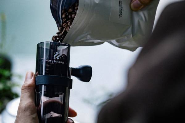 キャンプギア「ハンドコーヒーミル Zebrang」を12/1発売！「丸洗い」「非金属性」「コンパクト」な大人がハマる機能性