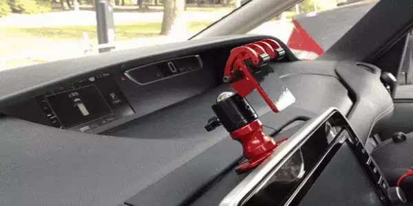 ドライブや渋滞時にも大活躍！片手1秒で取り付けOKなタブレット兼用スマホスタンド『ガリバースタンド2』を発売！　～Makuakeにて受付開始～