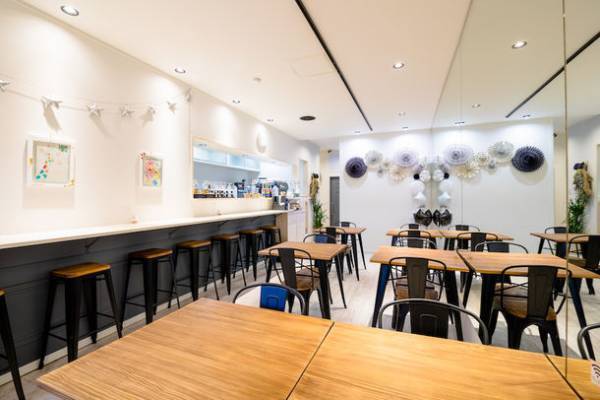 山梨・河口湖駅前におしゃれなホステルが12月、ダイニングバーが2022年1月にそれぞれオープン