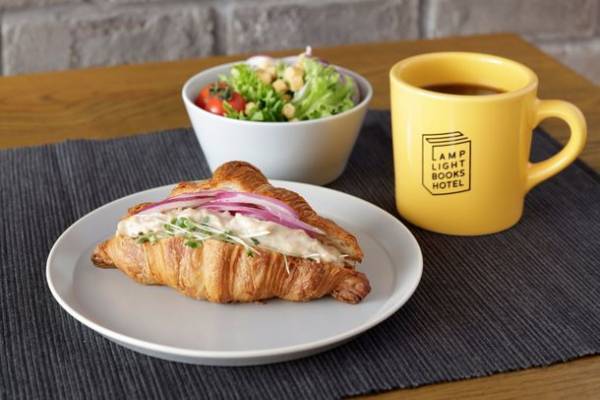 本の世界を旅するホテル。『ランプライトブックスホテル福岡』開業　本と出会えるブックカフェもオープン