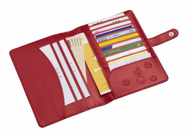 ムーミン谷の仲間たちが浮かび上がる本革仕立て、「リトルミイ/スナフキン 高級牛革製 お薬手帳がはさめるウォレット」新発売！