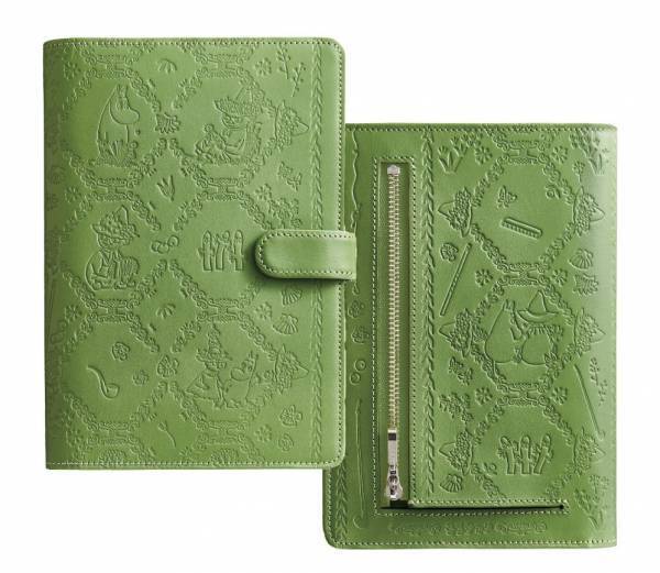 ムーミン谷の仲間たちが浮かび上がる本革仕立て、「リトルミイ/スナフキン 高級牛革製 お薬手帳がはさめるウォレット」新発売！