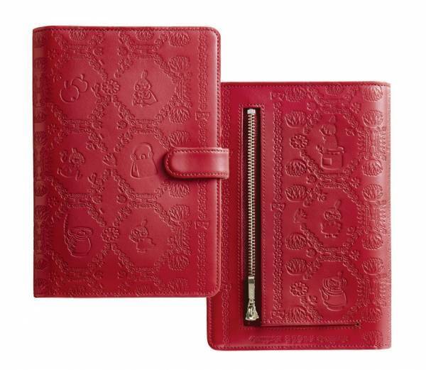 ムーミン谷の仲間たちが浮かび上がる本革仕立て、「リトルミイ/スナフキン 高級牛革製 お薬手帳がはさめるウォレット」新発売！