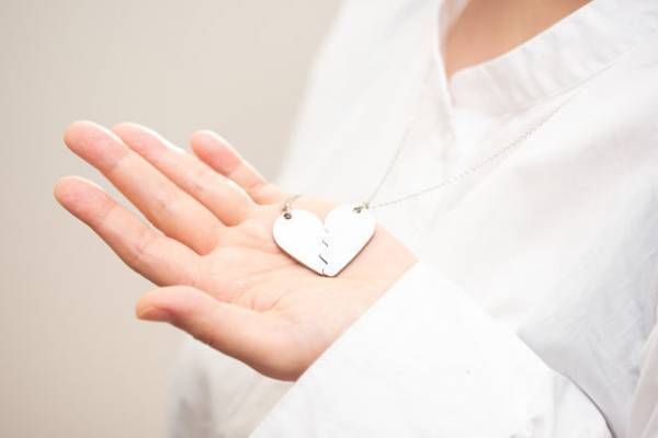 パーティーグッズ「ハートマッチペンダント」で盛り上がろう！金属プレス加工会社がMakuakeにて先行予約販売を開始