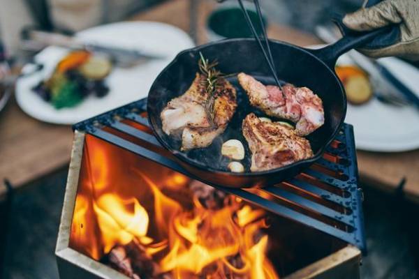 機能性を追求した末の六角形！新発想の『ウッドテーブル』＆『ウッドストーブ』2022年1月28日までMakuakeにて先行予約受付開始