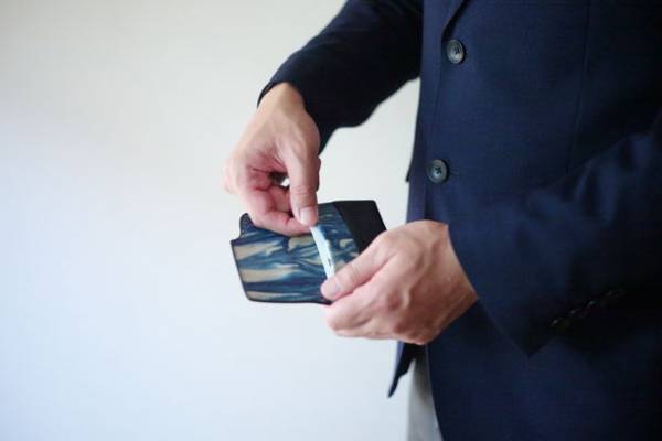 裏地革のブルーが魅力の「spin〈福山レザー藍染〉」　クラウドファンディングを2022年1月18日(火)まで実施