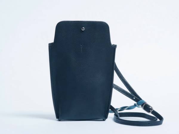 裏地革のブルーが魅力の「spin〈福山レザー藍染〉」　クラウドファンディングを2022年1月18日(火)まで実施