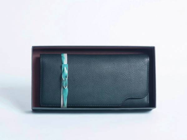 裏地革のブルーが魅力の「spin〈福山レザー藍染〉」　クラウドファンディングを2022年1月18日(火)まで実施