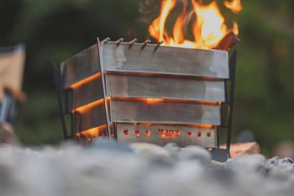 HangOut　焚火台『komorebi』が2022年1月より発売　煙突効果で燃焼効率がよく、調理も楽しめます！