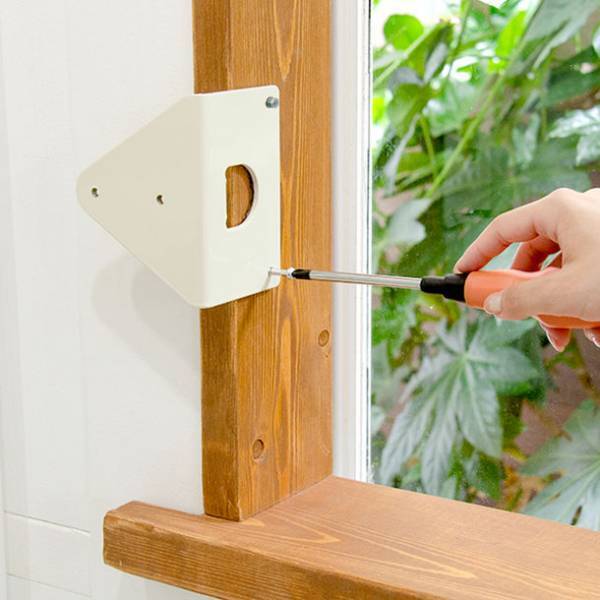 ＜業界初＞窓辺のスペースを活用した新しいキャットタワー「ねこゴロン」を新発売