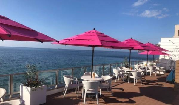 幸せのパンケーキ「淡路島リゾート」が新たなフォトスポット「幸せの椅子」を12月13日にオープン！～高さ3mの透明な椅子でインスタ映え間違え無し！～