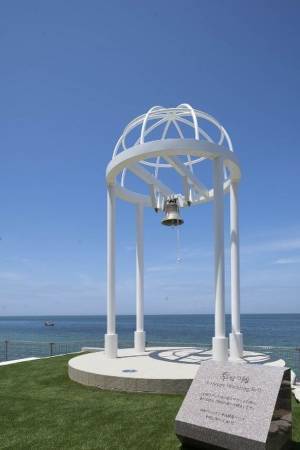 幸せのパンケーキ「淡路島リゾート」が新たなフォトスポット「幸せの椅子」を12月13日にオープン！～高さ3mの透明な椅子でインスタ映え間違え無し！～