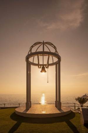 幸せのパンケーキ「淡路島リゾート」が新たなフォトスポット「幸せの椅子」を12月13日にオープン！～高さ3mの透明な椅子でインスタ映え間違え無し！～