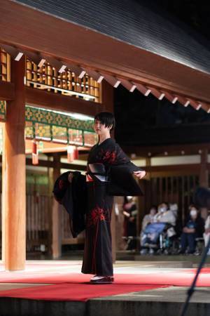 十二単のお方様も登場！長沼静きもの学院、乃木神社にて「きものランウェイ」を開催