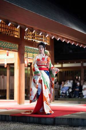 十二単のお方様も登場！長沼静きもの学院、乃木神社にて「きものランウェイ」を開催