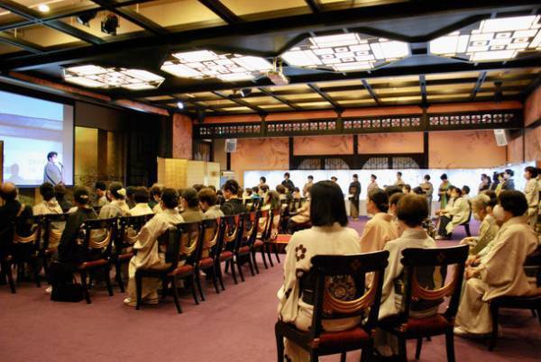 十二単のお方様も登場！長沼静きもの学院、乃木神社にて「きものランウェイ」を開催