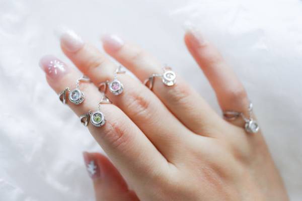 揺れる石“ダンシングストーン”を使用した「3in1 Jewelry」　12月15日(水)よりMakuakeにて先行販売開始