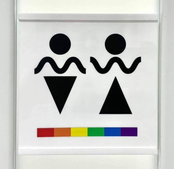 授業中に世界を変えよう！問題解決型学習「CHARITEENS」の受講生が考案したジェンダーフリーのトイレマークが株式会社ナミックスで採用！