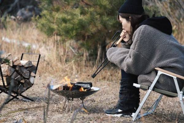 火吹き棒・火バサミ・フック・灰かきが1つになった多機能薪バサミ「炎群 homura」にミニサイズが登場！～Makuake先行予約開始4日で達成率1,000％を突破～