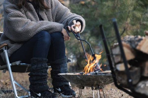 火吹き棒・火バサミ・フック・灰かきが1つになった多機能薪バサミ「炎群 homura」にミニサイズが登場！～Makuake先行予約開始4日で達成率1,000％を突破～