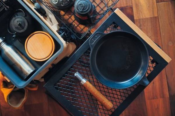 プロジェクト開始1か月で670万を達成！取っ手をひねればわずか1秒で着脱可能なフライパン『manoli鋳鉄フライパン』Makuakeにて2022/1/5まで販売