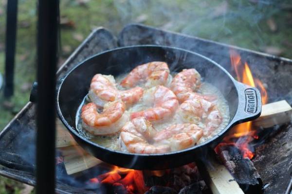 プロジェクト開始1か月で670万を達成！取っ手をひねればわずか1秒で着脱可能なフライパン『manoli鋳鉄フライパン』Makuakeにて2022/1/5まで販売