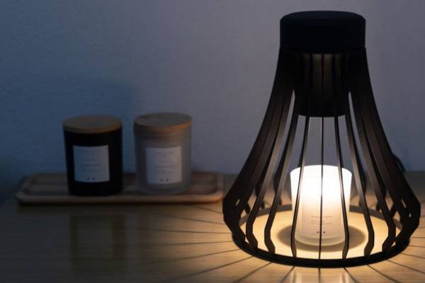 溶けたキャンドルを透した明かりが、柔らかな間接照明に　火を使わないキャンドルウォーマー『Warmthrow DIFFUSA』現在Makuakeにて応援購入総額200万円を突破！2022年2月23日までプロジェクト実施中