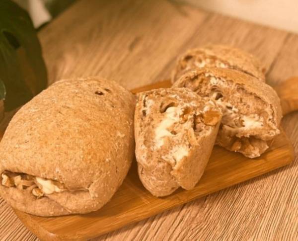 人気恋愛リアリティショー番組の出演で話題沸騰中の休井美郷が番組内で胃袋を掴んだあの“くるみパン”の発売が決定し本人がクリスマスに店頭で直接販売いたします　＜12月24日(金)・25日(土)南青山のパン屋で店頭販売を実施＞