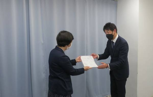 浜松市の子どもたちへ「お絵かき帳」を寄贈。浜松市役所で贈呈式を実施