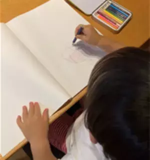 浜松市の子どもたちへ「お絵かき帳」を寄贈。浜松市役所で贈呈式を実施