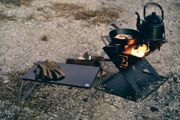 キャンプやハイキングに！タフなのに薄くて軽い「ホーローミニテーブル」　12月24日(金)より Makuakeにて先行予約受付開始